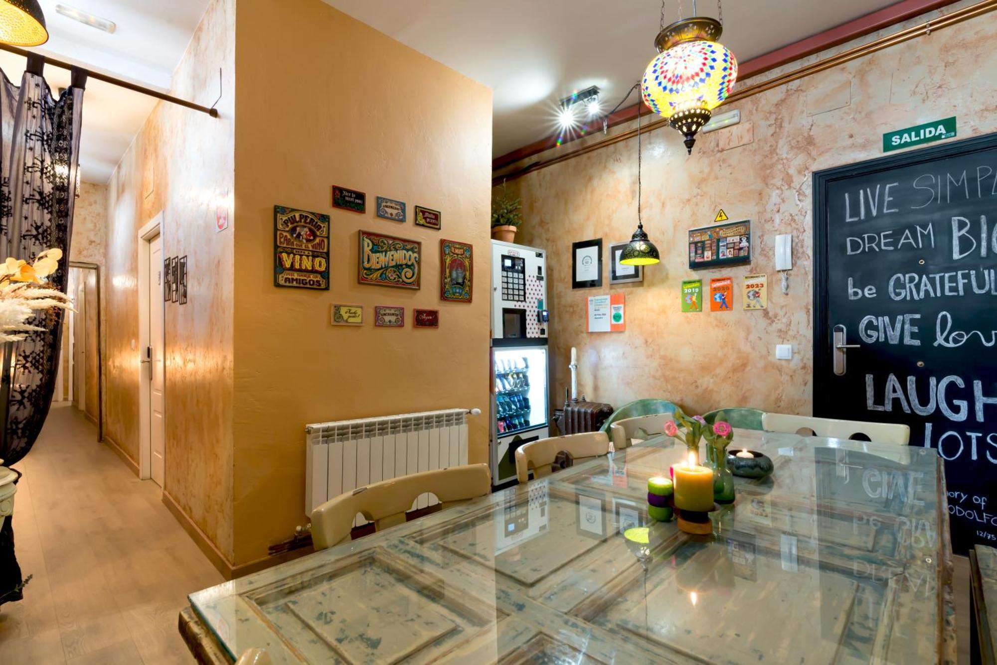 Hostal Artistic B&B Madrid Exterior photo